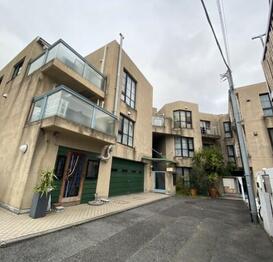 ONE RHINO APARTMENT HOUSE