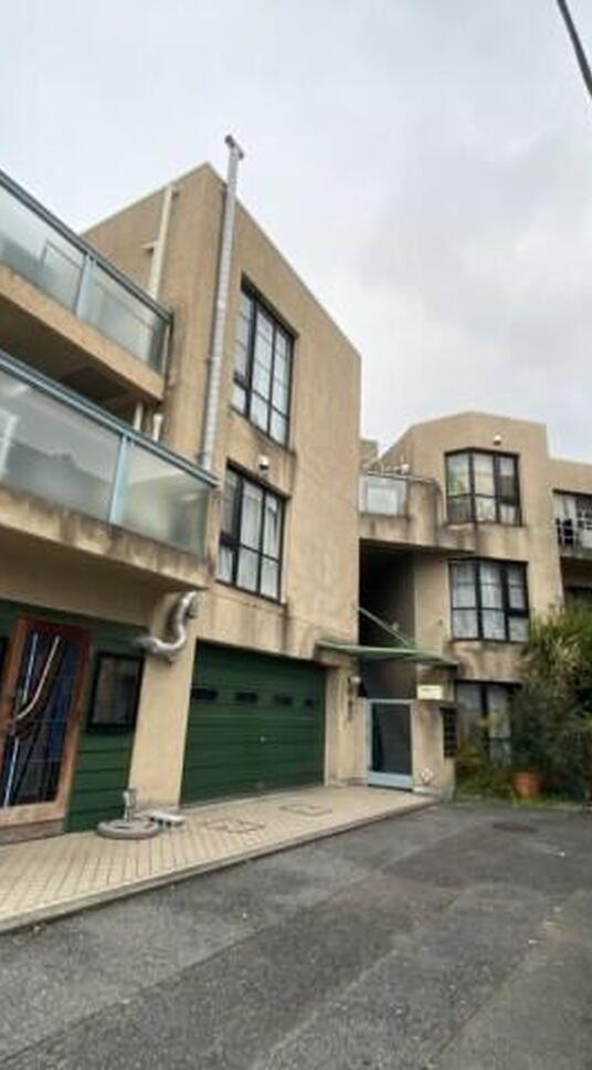 ONE RHINO APARTMENT HOUSE